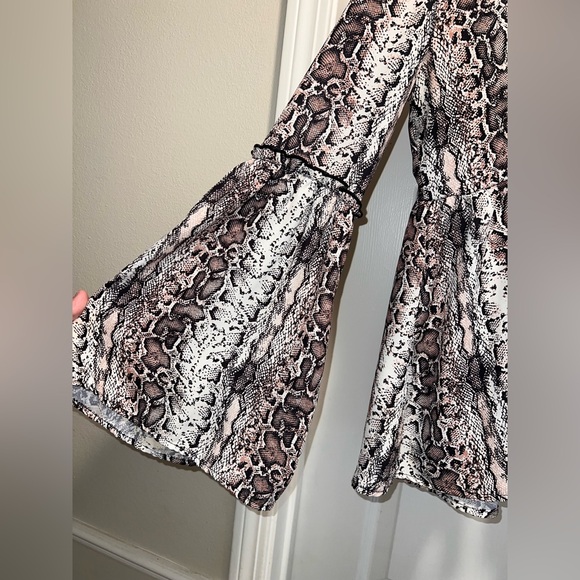 Peach Love Snake Print Babydoll Top Bell Sleeves Snake Print Blouse! Size S. - Picture 4 of 11
